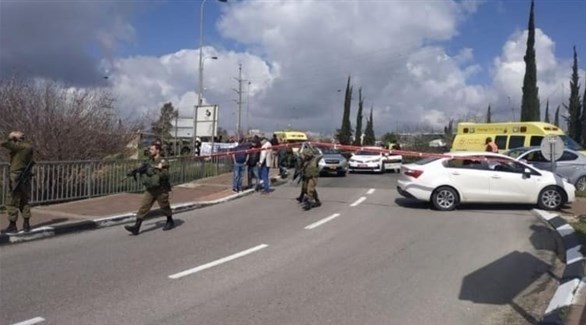 جنود من الجيش الإسرائيلي يحيطون بموقع إطلاق النار (تويتر)