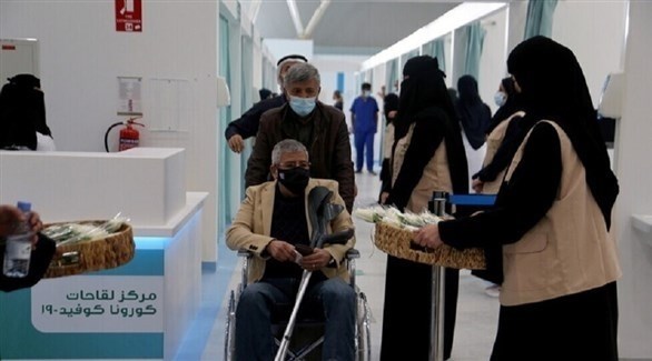 مراجعون ومتطوعات في مركز تطعيم ضد كورونا في السعودية (أرشيف)