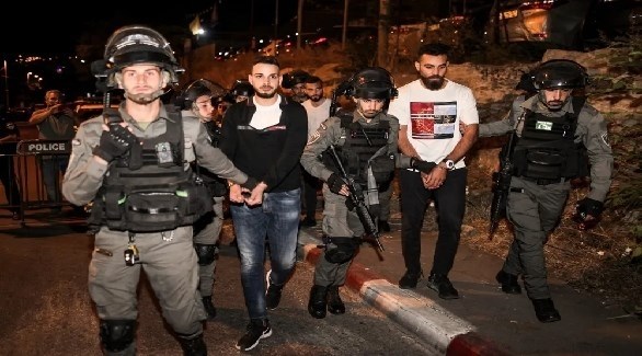 جنود إسرائيليون يقودون معتقلين فلسطينيين في القدس (تايمز أوف إسرائيل)
