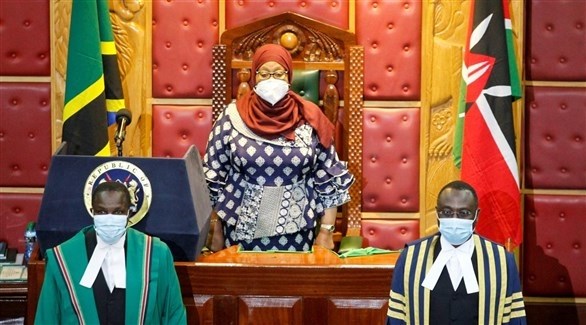  الرئيسة التنزانية الجديدة سامية حسن مرتدية كمامة (تويتر)