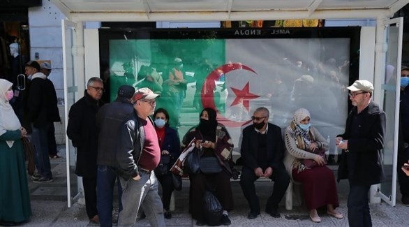 جزائريون ينتظرون قدوم إحدى حافلات النقل العام (أرشيف)