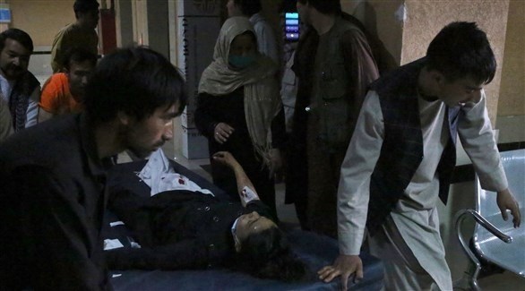 إسعاف مصابة بالتفجير إلى مستشفى في كابول (أ ف ب)