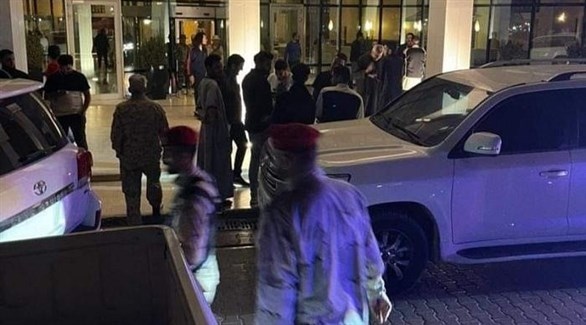 مسلحون أمام الفندق في طرابلس (تويتر)