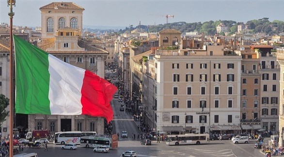 علم إيطاليا مرفوعاً وسط روما (أرشيف)