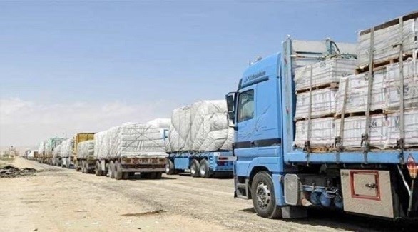 شاحنات نقل بضائع مصرية في الطريق إلى ليبيا عبر منفذ السلوم البري (أرشيف)