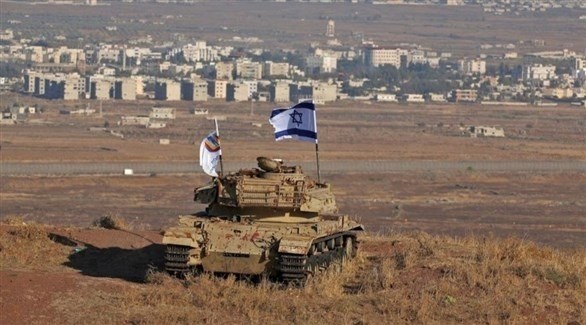 دبابة إسرائيلية أمام مستوطنة في الجزء المحتل من هضبة الجولان (أرشيف)