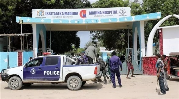 رجال الأمن الصومالي ينقلون مصابين جراء الهجوم (تويتر)