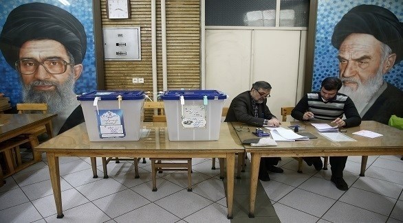 إيرانيان في مكتب تصويت بطهران (أرشيف)