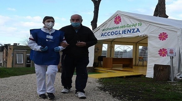 إيطاليان أمام مركز ميداني للتطعيم ضد كورونا (أرشيف)
