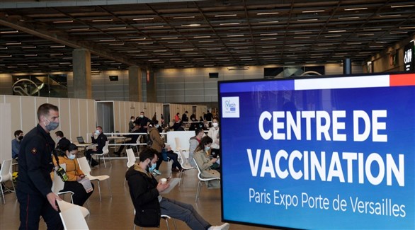 فرنسيون في مركز للتطعيم ضد كورونا في فضاء المعارض بباريس (أرشيف)