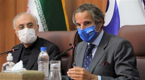 رافائيل غروسي المدير العام للوكالة الدولية للطاقة الذرية وجواد ظريف وزير الخارجية الإيراني (أرشيف)