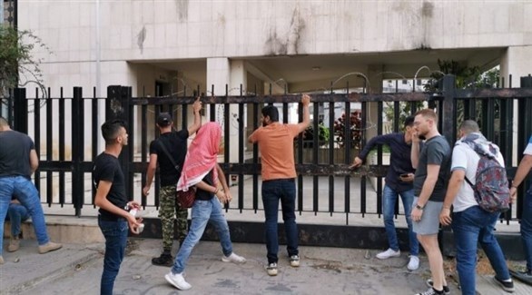 محتجون أمام فرع مصرف لبنان في صيدا أمس الثلاثاء (تويتر)