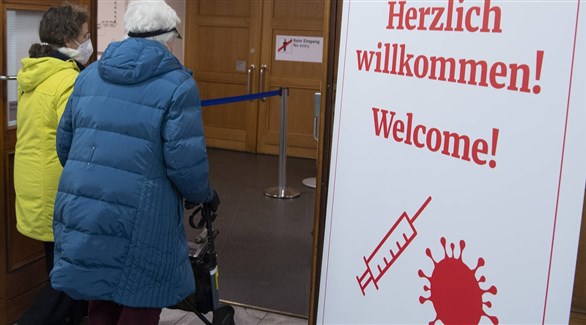 ألمانيتان أمام مركز للتطعيم ضد كورونا (أرشيف)