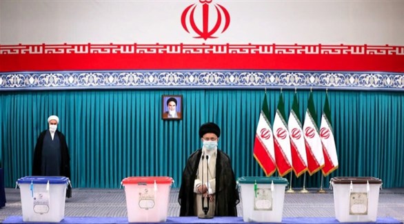 المرشد الإيراني علي خامنئي في مركز انتخابي اليوم الجمعة (رويترز)