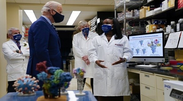 الرئيس الأمريكي جو بايدن مع باحثين في مختبر أدوية ضد كورونا (أرشيف)