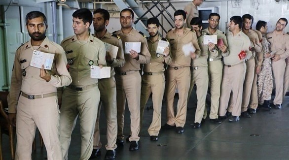 عسكريون إيرانيون في مركز انتخابي (إذاعة فردا)