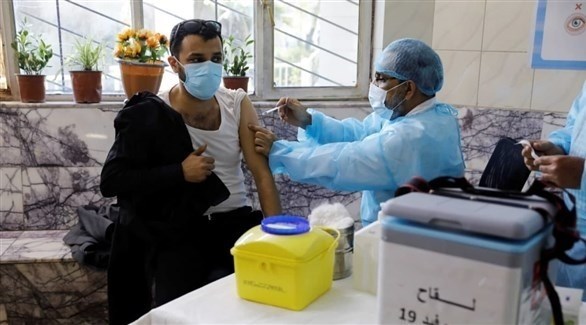 مواطن عراقي يتلقلى جرعة من لقاح مضاد لكورونا (رويترز)