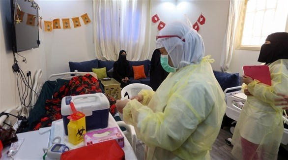 سعوديون في مستشفى لعلاج مصابي كورونا (رويترز)