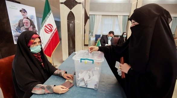 سيدة إيرانية تدلي بصوتها في طهران (تويتر)