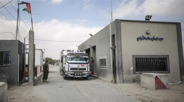 شاحنة بضائع خلال دخولها عبر معبر كرم أبوسالم جنوب قطاع غزة (أرشيف)