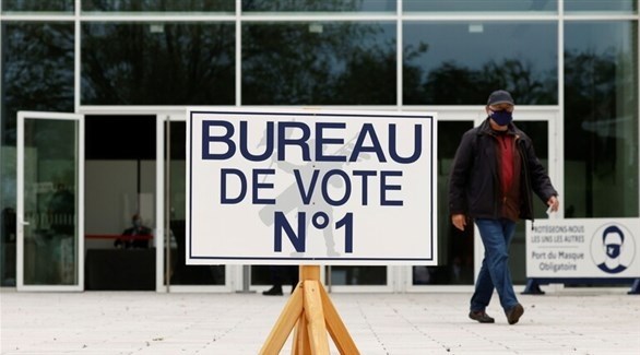 مكتب اقتراع في الانتخابات المحلية الفرنسية (أ ف ب)
