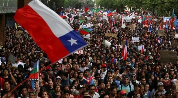 علم تشيلي مرفوعاً في إحدى التظاهرات (أرشيف)
