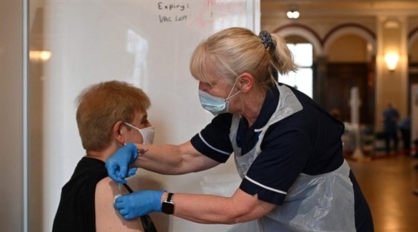 ممرضة بريطانية تقدم جرعة من لقاح مضاد لكورونا (أرشيف)