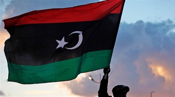 شخص يرفع العلم الليبي (أرشيف)
