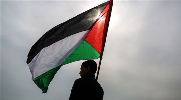 يحمل العلم الفلسطيني (أرشيف)