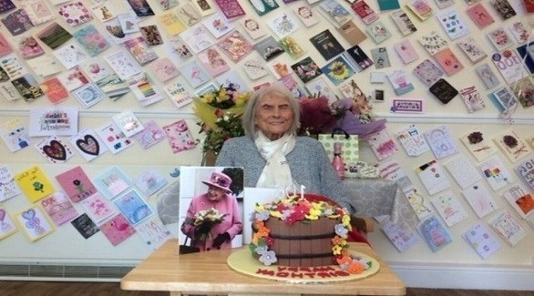 رينيه جلوفر تحتفل بعيد ميلادها الـ 107 (ميرور)