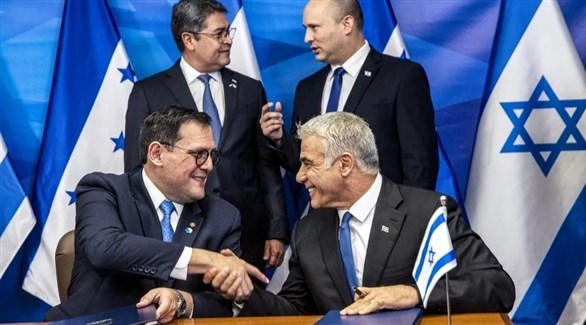 وزير الخارجية الإسرائيلي يائير لابيد يصافح وزير خارجية هندوراس ليساندرو (تويتر)