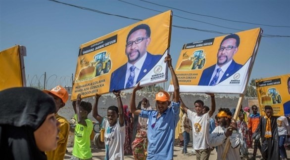 ناخبون صوماليون يحملون صوراً لمرشح (أرشيف)