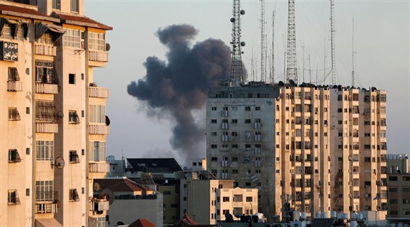 تصاعد سحابة دخان في غزة بعد غارة إسرائيلية على القطاع (أرشيف)