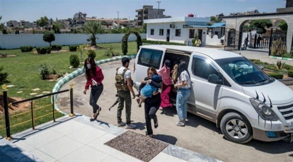 قوات كردية تسلم أفراداً من عائلات داعش لدبلوماسيين هولنديين (أ.ف.ب)