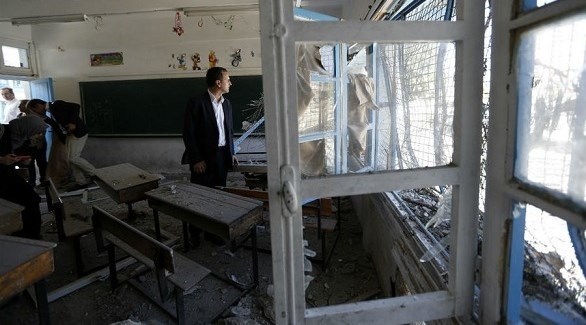 مدرس في مدرسة لأونروا بغزة بعد غارة إسرائيلية عليها (أرشيف)