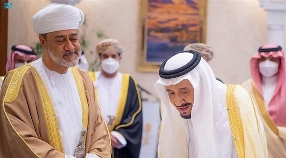 الملك سلمان بن عبدالعزيز وسلطان عمان هيثم بن طارق خلال زيارته للسعودية (واس)