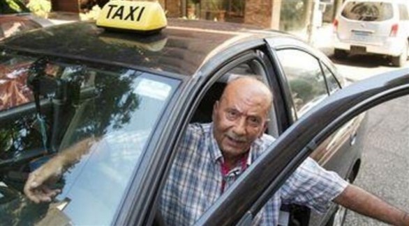 السائق اللبناني زكريا غلاييني في سيارته الأجرة في بيروت 