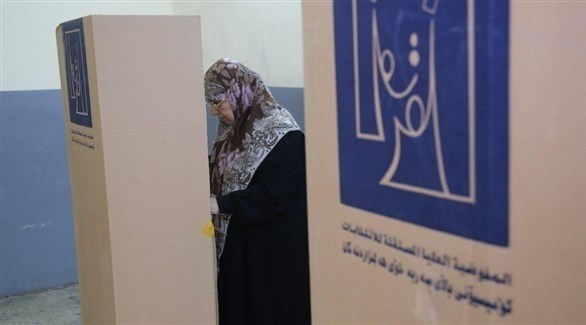 سيدة عراقية تدلي بصوتها في الانتخابات السابقة (أرشيف)