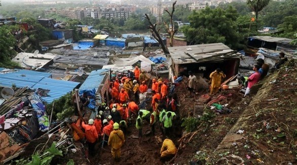 انتشال أشخاص جراء انهيار التربة في الهند (رويترز)