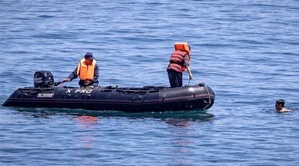عمال انقاذ على متن قارب مطاطي (أرشيف / غيتي)