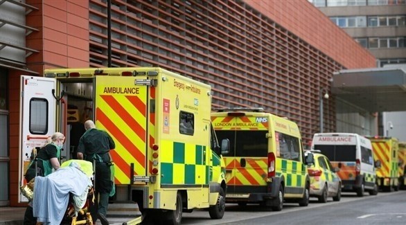 نقل مريض بفيروس كورونا لسيارة إسعاف في بريطانيا (أرشيف)