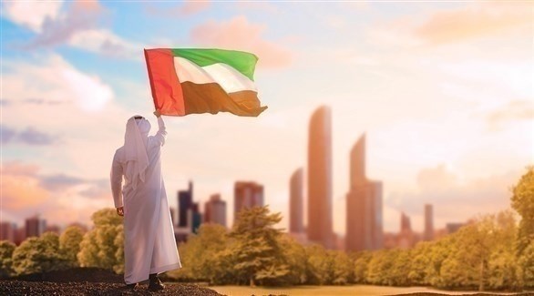 مواطن يرفع علم الإمارات (أرشيف)