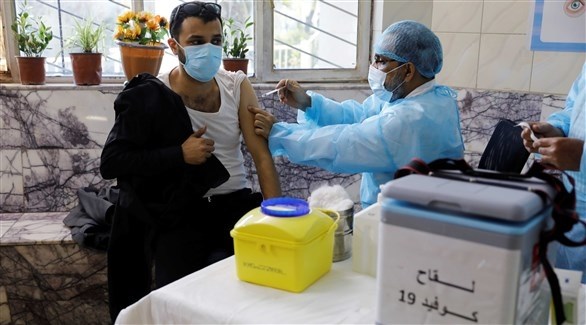 مواطن عراقي يتلقى جرعة من لقاح مضاد لكورونا (رويترز)
