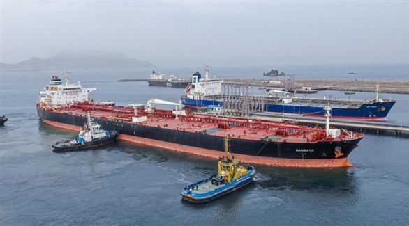 سفينة تحمل مشتقات نفطية في ميناء عدن (واس)