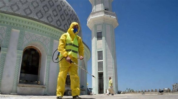 تعقيم مسجد في الجزائر (أرشيف)