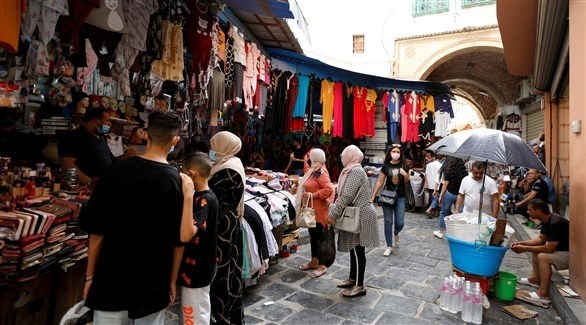 تونسيون في سوق شعبية بالعاصمة (أ ف ب)