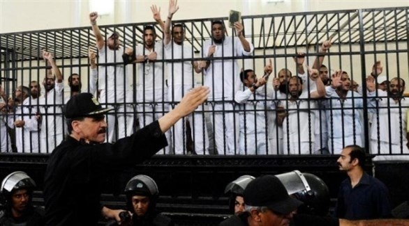 عناصر من جماعة الإخوان الإرهابية في قفص الاتهام بمحكمة مصرية (أرشيف)