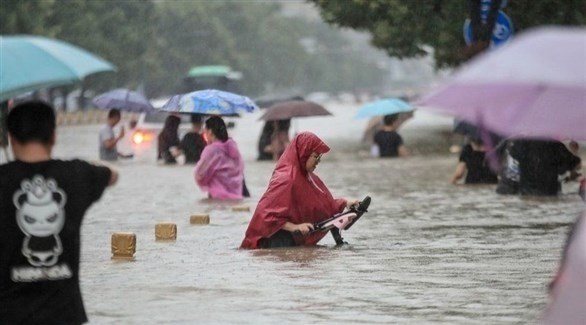 امرأة وسط المياه بعد الفيضانات في الصين (أرشيف)