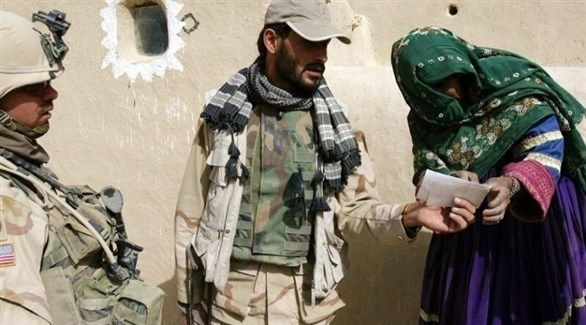 مترجم أفغاني بين مسنة وجندي أمريكي (أرشيف)