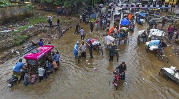 مواطنون يخلون منازلهم جراء الفيضانات في الهند (أرشيف)